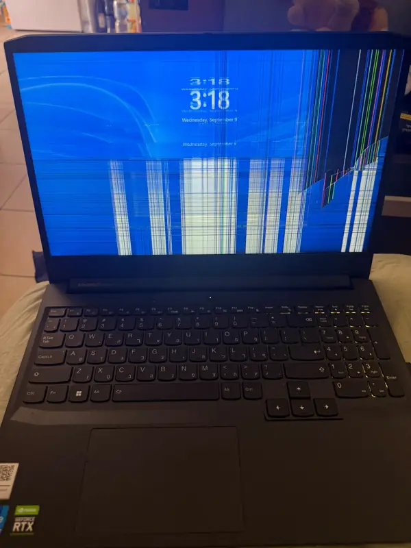 נייד גיימינג Lenovo עם פסים במסך — המסך הוחלף