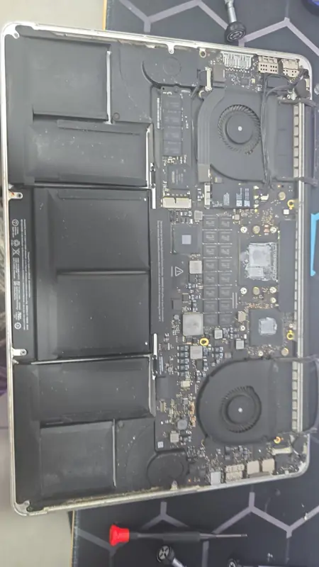 MacBook Pro שלא נדלק אחרי נזק נוזלים